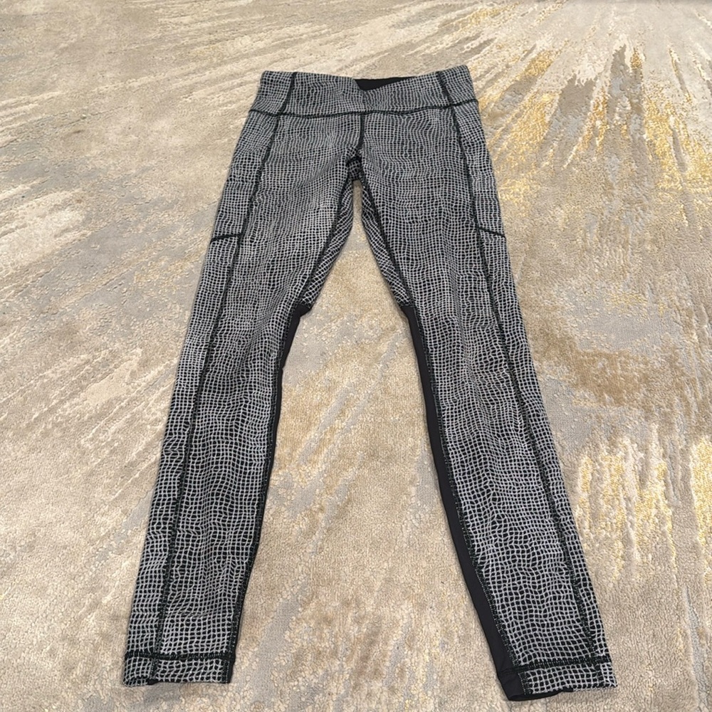 LULULEMON Speed Tight V Leggings Luxtreme Variegated Knit Geometric size 4 EUC